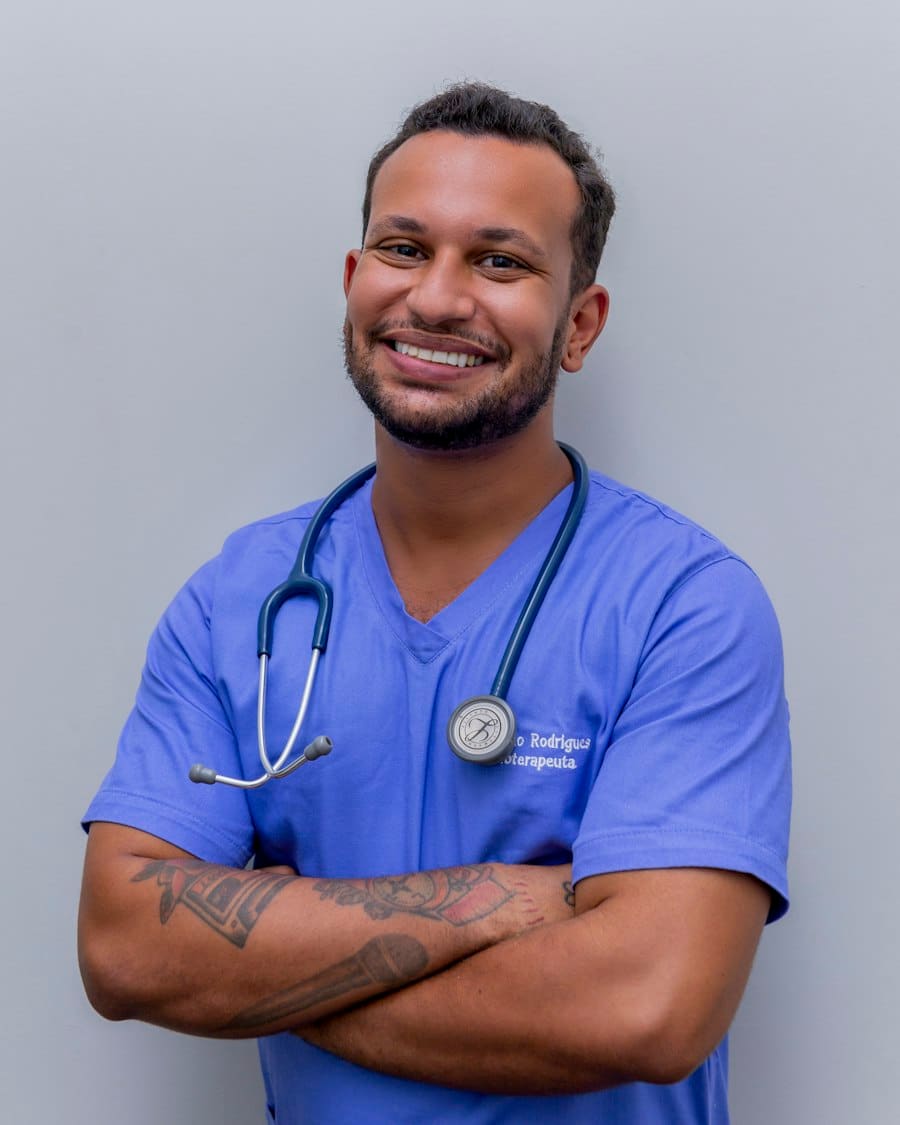Profissional de saúde sorrindo, de braços cruzados